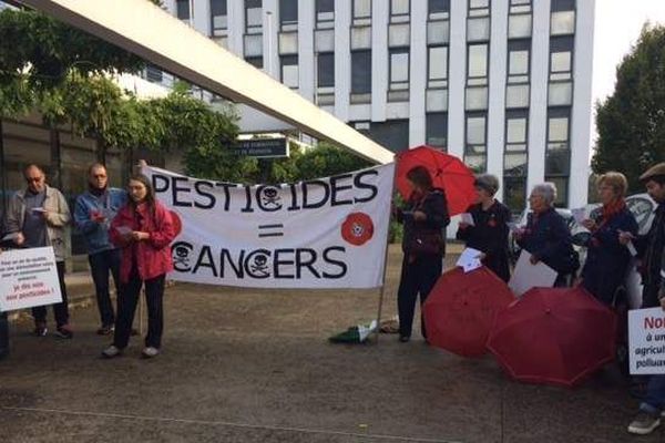 Alors que la réunion a débuté à la Chambre régionale d'agriculture d'Angers, une petite délégation de coquelicots s'est rassemblée devant le bâtiment.