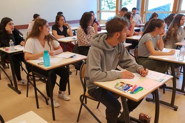 Distribution des copies de philo au lycée Marie Reynoard de Villard-Bonnot, en Isère