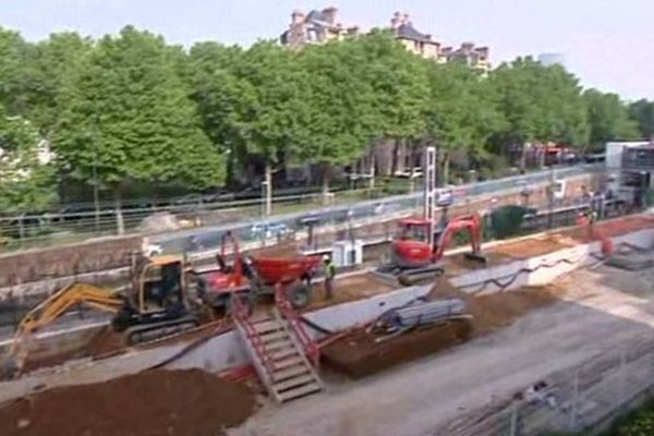 Depuis fin octobre 2013, les travaux de construction d’un troisième quai à la gare RER de Denfert Rochereau rendent la vie impossible aux riverains. Le trafic et leur quotidien en pâtissent jour et nuit.