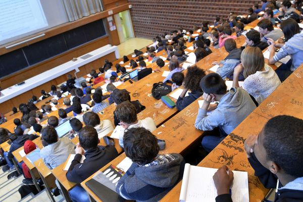 des étudiants dans un amphi de Rennes I