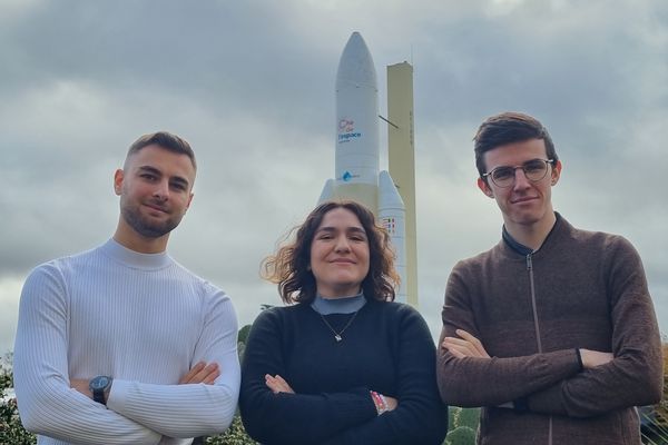 Thomas, Claudia et Maxence, les trois étudiants lauréats du concours Parabole 2024 du CNES.