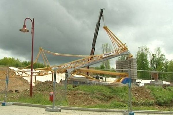 La grue s'est effondrée à Roybon, vendredi 17 mai.