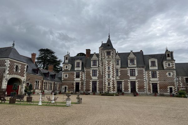 Le château de Jallanges est singulier avec ses briques et ses pierres de Tuffeau