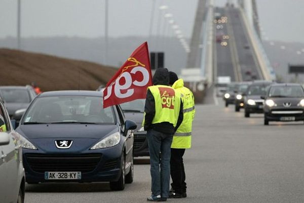 140 manifestants mènent une opération "péage gratuit" au Pont de Normandie ce vendredi
