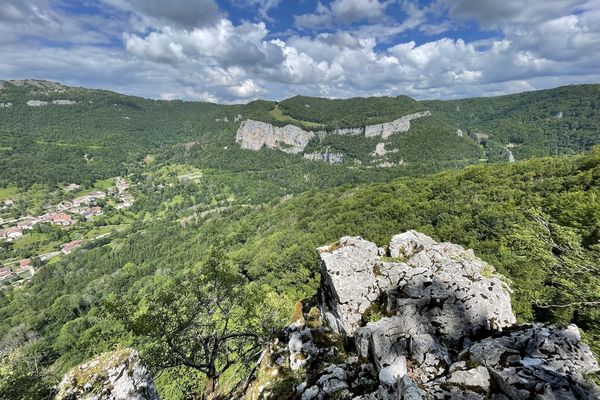 Les gorges de Nouailles sont un canyon profond de 150 à 350 mètres qui entaille le plateau de Levier sur 4 kilomètres entre la source de la Loue à Ouhans et son débouché en amont de Mouthier-Haute-Pierre au niveau du ruisseau de Syratu.