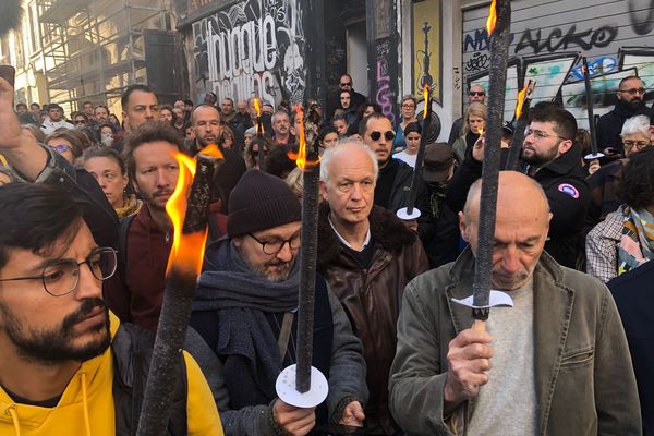 Des Marseillais rassemblés pour rendre hommage aux disparus de la rue d'Aubagne, à Marseille le 5 novembre 2022.