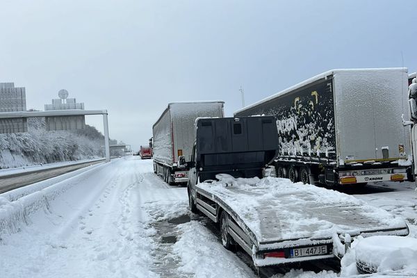 Après une nuit de galère du 21 au 22 novembre sous la neige, les camions sont pointés du doigt