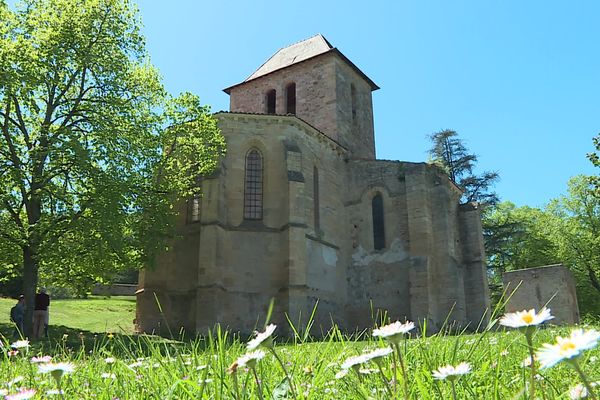 L'église de Vertaizon, située près de Clermont-Ferrand renait de ses cendres grâce une petite association locale. Elle avait été partiellement démolie au début du XXème siècle.