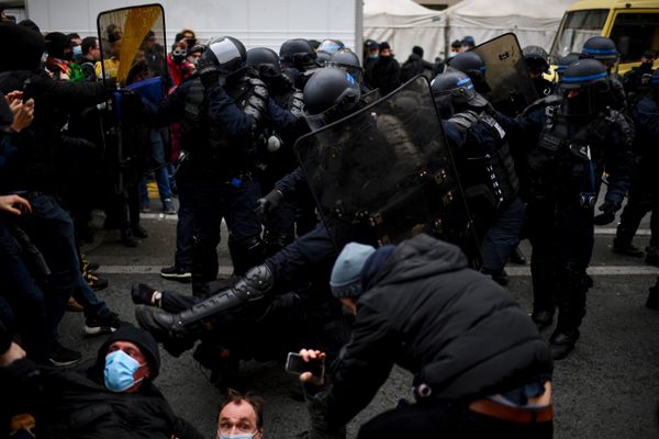 Bousculade entre les policiers et les manifestants dans le cortège parisien. 