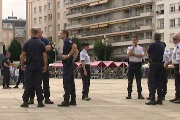 Des policiers place de la République à Limoges