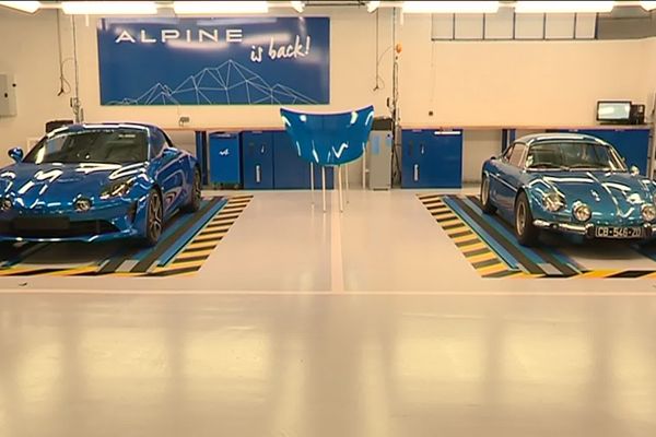 14 décembre 2017 : sous le slogan "Alpine is back " deux générations d'Alpine Renault A110 exposées à l'usine de Dieppe 