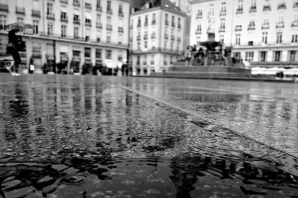 La pluie sur les pavés de la place Royale à Nantes