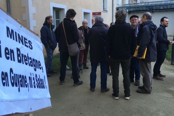 Les opposants aux projets miniers se sont retrouvés devant le Tribunal administratif de Rennes avant l'audience de demande d'annulation des permis