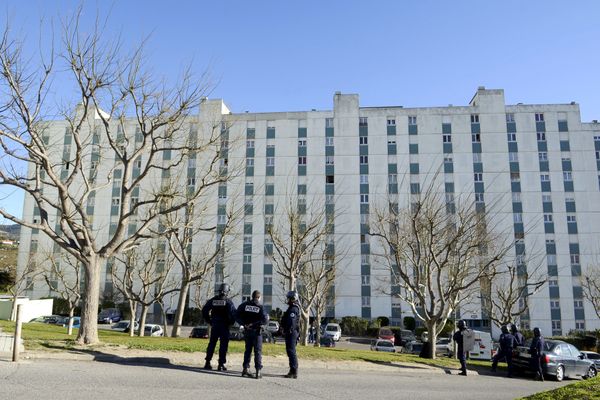 Un homme de 22 ans a été tué dimanche soir à proximité de la cité la Savine dans le 15ème arrondissement de Marseille. La police judiciaire a été saisie de ce qui semble être un nouveau règlement de compte.