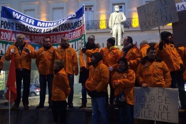 Les salariés de Weir Minerals, place Jean Jaurès à Castres, jeudi soir.