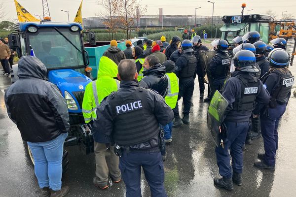 Les agriculteurs protestent aussi contre les pratiques des grandes enseignes.