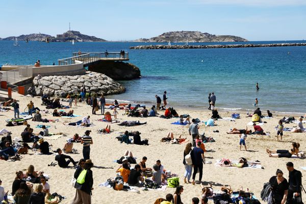 Avec les beaux jours la plage des Catalans proche du centre attire les Marseillais.