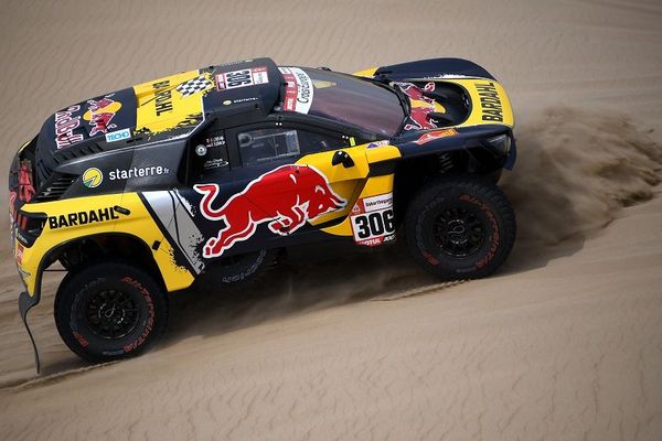 La voiture de Sébastien Loeb et Daniel Elena lors de la première étape du Dakar 2019 entre Lima et Pisco