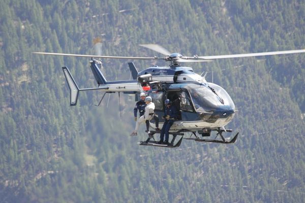 L'hélicoptère des gendarmes du PGHM de Briançon lors d'un exercice - L'appareil est venu prêter main-forte aux secouristes de la CRS Alpes. Photo d'illustration