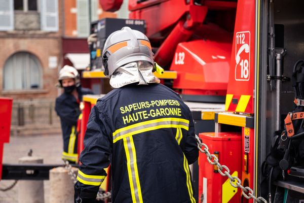 Les pompiers sont rapidement intervenus pour porter secours aux deux victimes (illustration).