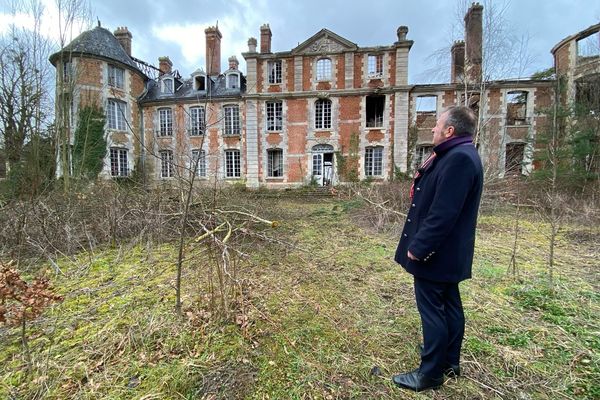 Le maire de Serquigny, Frédéric Delamare devant le château.