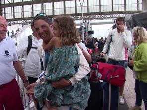 Charline Picon avec sa fille dans ses bras à la gare de La Rochelle.