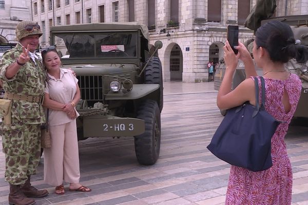 Les militaires d'un jour se sont laissé prendre au jeu des photos souvenirs.