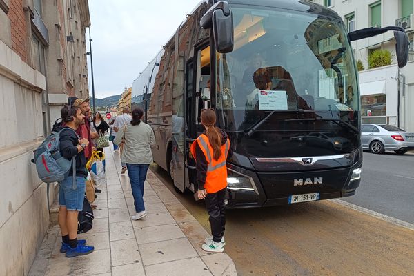 Un des cars de substitution mis en place par la Région PACA pour relier Nice à Breil-sur-Roya durant l'arrêt du train des Merveilles.