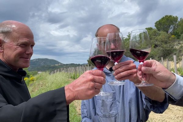 Les moines du Barroux mettent en vente des bouteilles de leur grand cru pour financer leur nouveau tracteur.