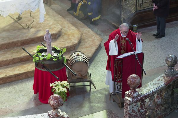 Tous les regards étaient portés vers la statue de Saint-Vincent, posée sur un tonneau de vin lors de cette messe spéciale du 22 janvier.