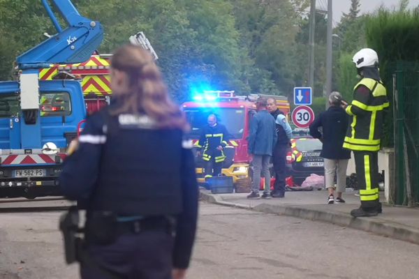 L'incendie s'est déclaré lundi 30 septembre 2024, vers 14h45, dans une maison chemin des récompenses à Liverdun (Meurthe-et-Moselle), un périmètre de sécurité a été mis en place.