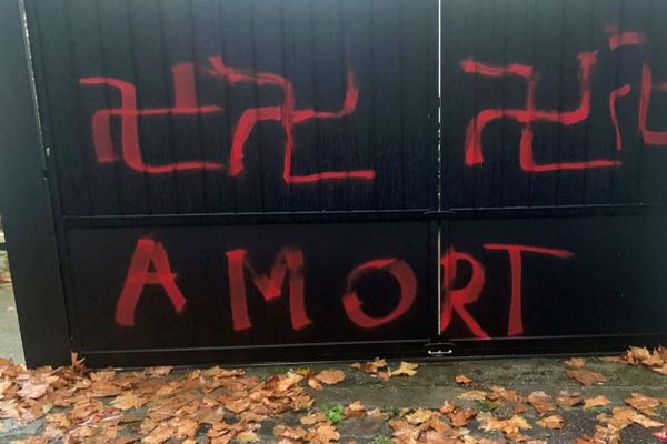 Les quatre croix gammées et les mots "A MORT" découverts par Mohamed Gnabaly sur son portail, mardi 10 novembre.