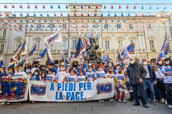 C'est devant la mairie de Turin qu'ont défilé des enfants de 20 nationalités différentes. "À pied pour la paix" pouvait-on lire sur leur banderole.