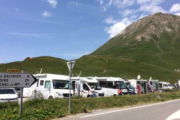 Non loin du col du Lautaret, les passionnés de cyclisme ont déjà pris place le long du parcours de la Grande Boucle.