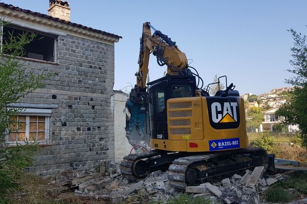 Une pelleteuse démolit une villa sur la commune de Biot.