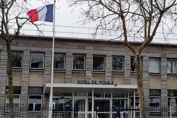 Après les tirs qui ont visé, mardi en plein jour, une école primaire de Lorient, l'enquête a conduit à la mise en examen d'un adolescent de 16 ans.