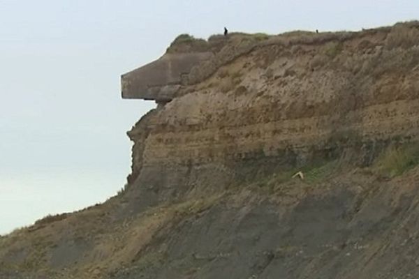 Les promeneurs prennent des risquent en s'approchant trop près de la bordure des falaises de Wimereux. 