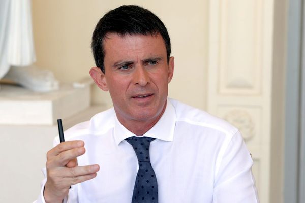 Manuel Valls à Christian Estrosi: "Je lui demande d'assumer ses responsabilités, de se maîtriser et de ne pas ouvrir les vannes qui ne feront qu'alimenter un peu plus l'extrême droite".
