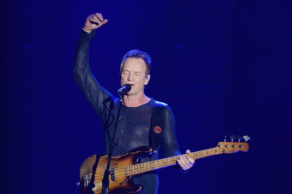 Le musicien anglais Sting joue à la cérémonie des "German Radio Prize awards" à Hambourg en Allemagne, le 6 octobre 2016.