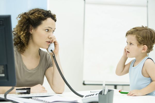 En cas de grève, si vous devez garder votre enfant sur votre lieu de travail, il faut demander l'autorisation à votre employeur (photo d'illustration).