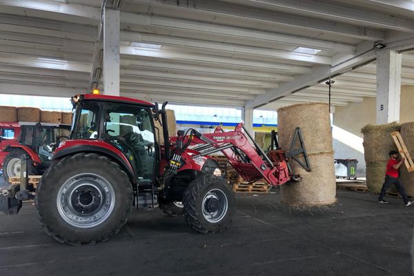 Les bottes de foin données par les agriculteurs des autres départements sont arrivées jeudi 5 novembre et sont stockées au MIN de Nice. 