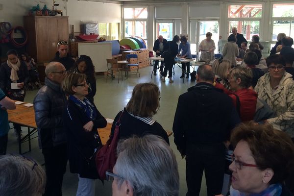 La foule dès ce matin, dans ce bureau de vote dans une école de Vannes