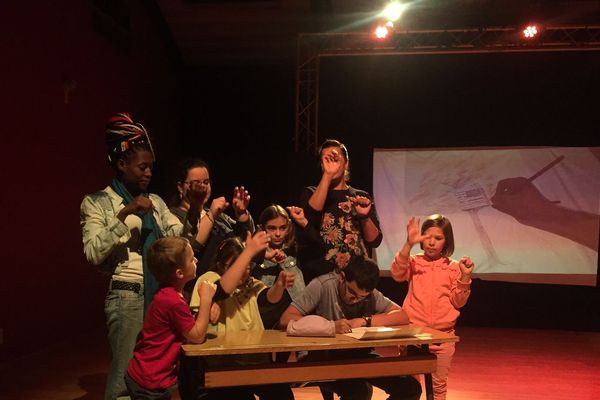 L'association Dahlir a monté un spectacle avec des enfants en situation de handicap et de jeunes comédiens bénévoles. L'objectif est de sensibiliser le public à la question de la mixité sociale. 