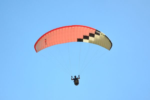 Un parapentiste a fait une chute de 15 mètres à Chaudeyrolles en Haute-Loire. 