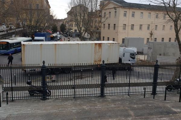 L'accident qui a impliqué un chauffeur poids-lourd a fortement perturbé la circulation. 