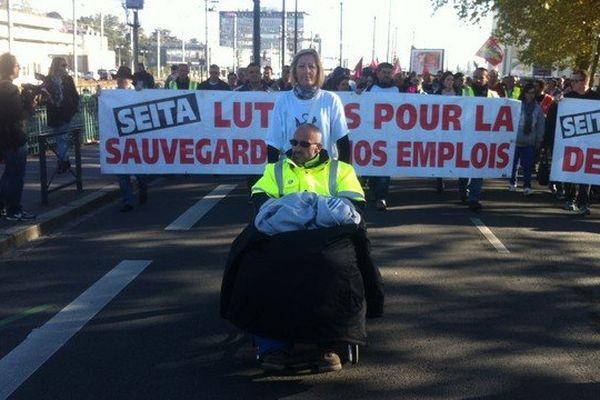 Manifestation gare sud des salariés de la Seita dont l'entreprise est menacée de fermeture, en tête du cortège une des grévistes de la faim depuis 16 jous