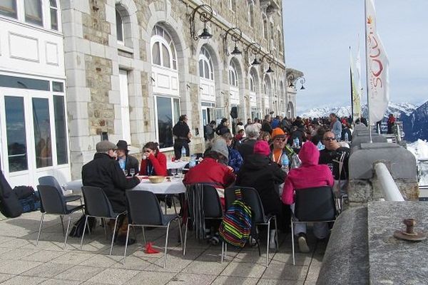 Sur les terrasses du restaurant d'altitude à Superbagnères