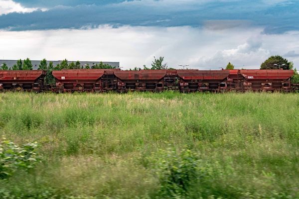 Un train de fret à l'arrêt - illustration.