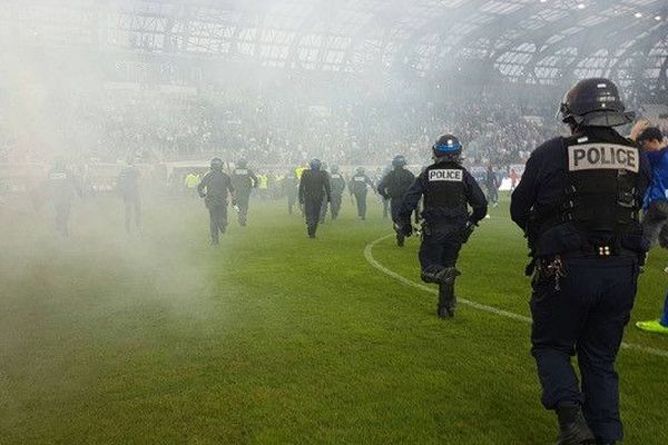 Les policiers ont été rapidement déployés pour repousser les supporters qui ont envahi le stade