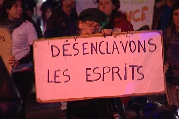 Tous les lundis soirs, les opposants au projet de deux carrières manifestent dans Oloron Ste-Marie